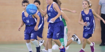 Una de las jugadoras de la cantera azulina bota el balón.