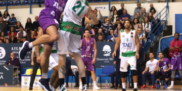 Balaban entra a canasta ante la oposición de Javi Lucas.