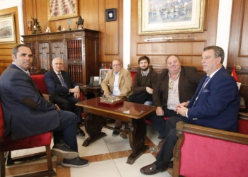 La representación de la APDM posa en el despacho oficial del presidente de la ciudad autónoma, Juan José Imbroda, a quien acompañaba el consejero Antonio Miranda.