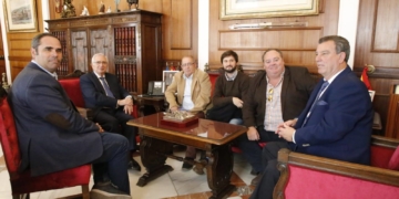 La representación de la APDM posa en el despacho oficial del presidente de la ciudad autónoma, Juan José Imbroda, a quien acompañaba el consejero Antonio Miranda.