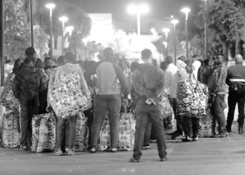 GRAF2172. MELILLA, 05/11/2018.- Llegada al puerto de Melilla de los 80 inmigrantes rescatados hoy por la embarcación de Salvamento Marítimo Guardamar Polimnia, de dos pateras que se dirigían a la península. La embarcación ha recuperado del agua los cuerpos de nueve cadáveres, todos de ellos varones, mientras que otros cuatro inmigrantes varones fueron atendidos en el lugar de atraque por facultativos de Cruz Roja y del 061, que les practicaron maniobras de reanimación pero finalmente se certificó su fallecimiento. EFE/ Salva