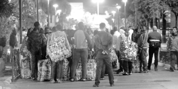 GRAF2172. MELILLA, 05/11/2018.- Llegada al puerto de Melilla de los 80 inmigrantes rescatados hoy por la embarcación de Salvamento Marítimo Guardamar Polimnia, de dos pateras que se dirigían a la península. La embarcación ha recuperado del agua los cuerpos de nueve cadáveres, todos de ellos varones, mientras que otros cuatro inmigrantes varones fueron atendidos en el lugar de atraque por facultativos de Cruz Roja y del 061, que les practicaron maniobras de reanimación pero finalmente se certificó su fallecimiento. EFE/ Salva