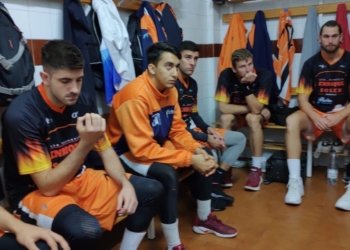 Los jugadores estudiantiles, en la charla técnica antes del inicio del partido.