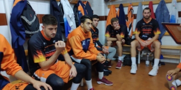Los jugadores estudiantiles, en la charla técnica antes del inicio del partido.