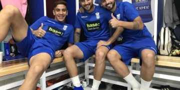 El jugador unionista, primero por la izquierda, junto a dos de sus compañeros.