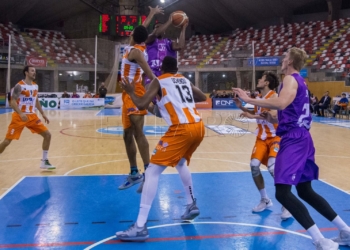 El alero del Melilla Baloncesto Agada, en una de sus entradas a canasta