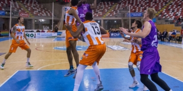 El alero del Melilla Baloncesto Agada, en una de sus entradas a canasta