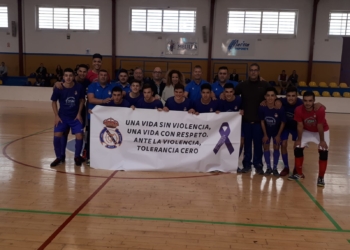 Los jugadores merengues salieron con una pancarta antes de iniciarse este enfrentamiento