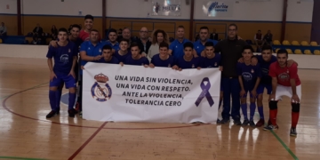 Los jugadores merengues salieron con una pancarta antes de iniciarse este enfrentamiento