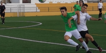 Lucha de un jugador de cada equipo por hacerse con el balón
