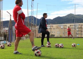Componentes del cuerpo técnico de la escuadra melillense, en una de las sesiones de entrenamientos desarrolladas en el césped del estadio municipal Álvarez Claro.