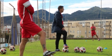 Componentes del cuerpo técnico de la escuadra melillense, en una de las sesiones de entrenamientos desarrolladas en el césped del estadio municipal Álvarez Claro.