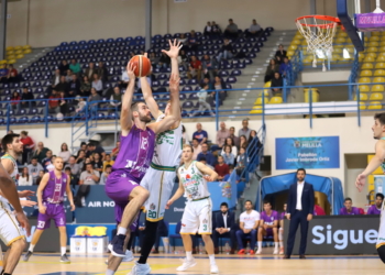 Darko Balaban, en una de sus jugadas en ataque en el partido de ayer