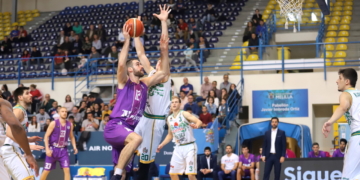 Darko Balaban, en una de sus jugadas en ataque en el partido de ayer