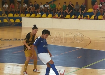 Raquel Souza, con el balón, una de las jugadoras del Torreblanca