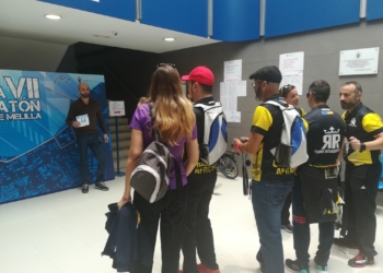 Deportistas locales en la recogida de dorsales durante la jornada de ayer.