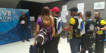 Deportistas locales en la recogida de dorsales durante la jornada de ayer.