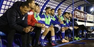 El joven jugador melillense, en el banquillo en el encuentro frente al Real Madrid.