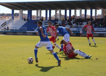 Jilmar, con el balón, en una rápida salida al contragolpe