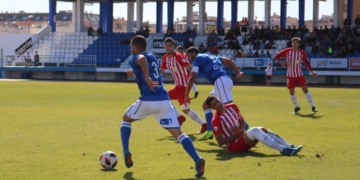 Jilmar, con el balón, en una rápida salida al contragolpe
