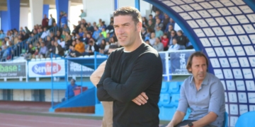 Carrión, en el banquillo del estadio municipal Álvarez Claro.