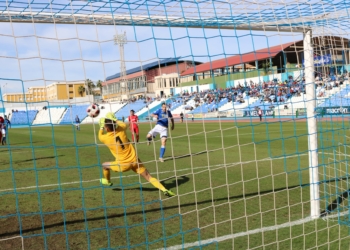 Momento de una de las ocasiones más claras que tuvo la UD Melilla en el choque de ayer.
