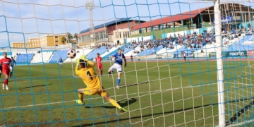 Momento de una de las ocasiones más claras que tuvo la UD Melilla en el choque de ayer.