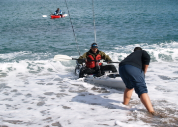 Una de las embarcaciones que compitieron a su llegada a la orilla de la playa de Horcas Coloradas.