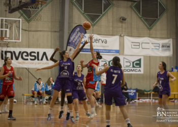 Saque inicial del partido del pasado fin de semana.