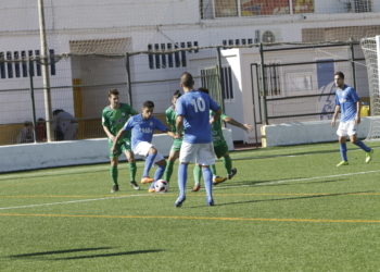 El delantero Melik, en el control de un balón