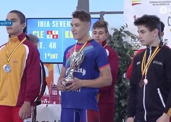 El melillense, en el momento de recibir su copa, en la competición nacional.