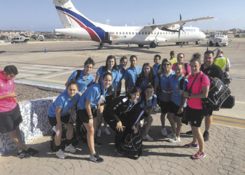 Jugadoras de la escuadra melillense, en el aeropuerto de nuestra ciudad