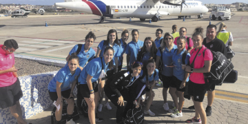 Jugadoras de la escuadra melillense, en el aeropuerto de nuestra ciudad