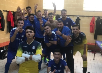 Los melillenses celebraron el triunfo en los vestuarios cordobeses.