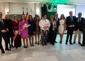 Foto de familia con las personas galardonadas por la AECC