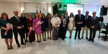Foto de familia con las personas galardonadas por la AECC