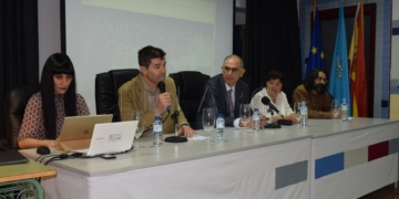 El abogado melillense Rachid Mohamed Hammud (izquierda), durante su ponencia en el congreso