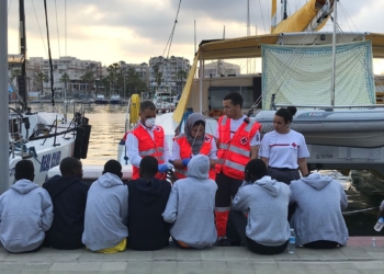 Imagen de archivo de personal de Cruz Roja atendiendo a migrantes llegados a Melilla