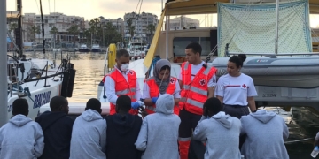 Imagen de archivo de personal de Cruz Roja atendiendo a migrantes llegados a Melilla