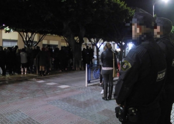 Unos 100 vecinos del Real muestran su “cabreo” contra la prostitución