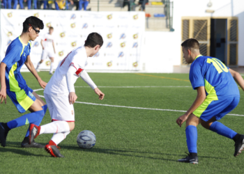 Pablo pugna por el balón con un jugador del conjunto asturiano.