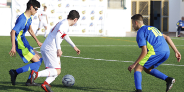 Pablo pugna por el balón con un jugador del conjunto asturiano.