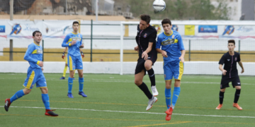 Disputa de un balón aéreo en el partido jugado en la matinal de ayer viernes.