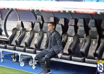 Luis Carrión sentado en el banquillo del Santiago Bernabéu, donde la escuadra melillense tuvo que trabajar mucho en el partido de Copa del Rey.