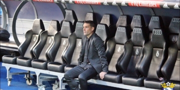 Luis Carrión sentado en el banquillo del Santiago Bernabéu, donde la escuadra melillense tuvo que trabajar mucho en el partido de Copa del Rey.