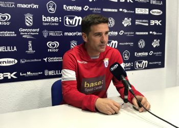 Luis Carrión sentado en la sala de prensa del Estadio Municipal Álvarez Claro, atendiendo a los medios de comunicación.