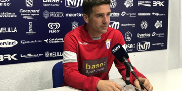 Luis Carrión sentado en la sala de prensa del Estadio Municipal Álvarez Claro, atendiendo a los medios de comunicación.