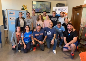 Foto de familia entre los jugadores que han disputado el Internacional y los componentes del equipo de la Federación Melillense de Pádel.