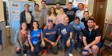 Foto de familia entre los jugadores que han disputado el Internacional y los componentes del equipo de la Federación Melillense de Pádel.