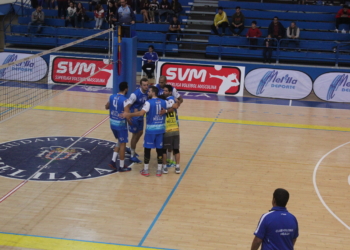 Los jugadores de la escuadra melillense celebrando uno de los puntos conseguidos.
